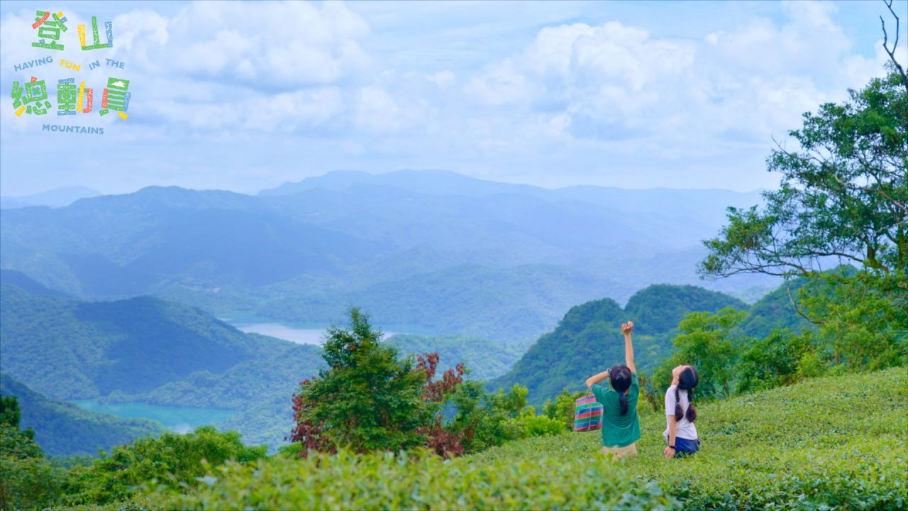 ep7劇照-欣賞山林美景，對面有美麗的水庫風景.jpg